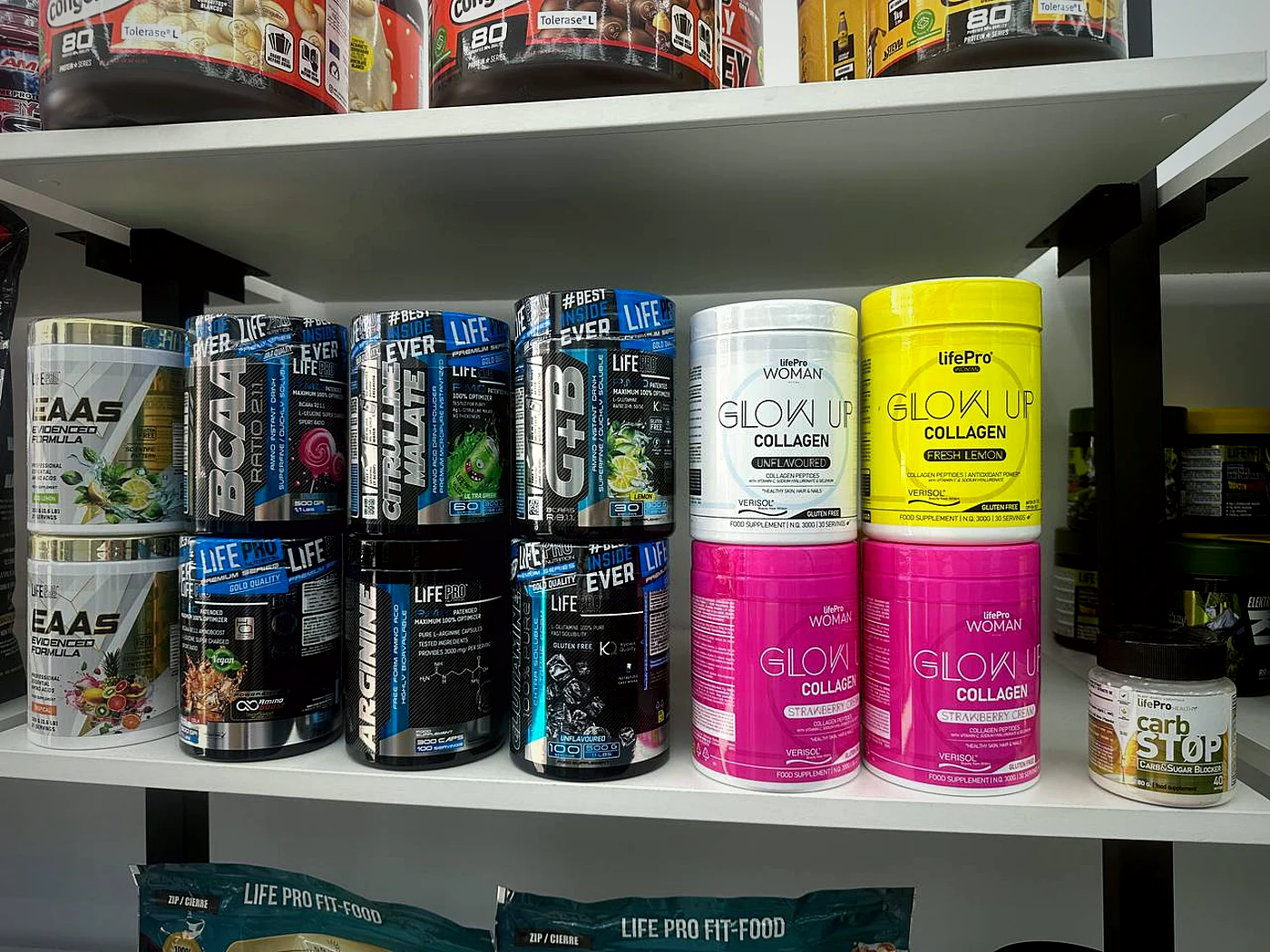 Estantería real de pre-entrenos y suplementos en Prime Nutrition Sabadell